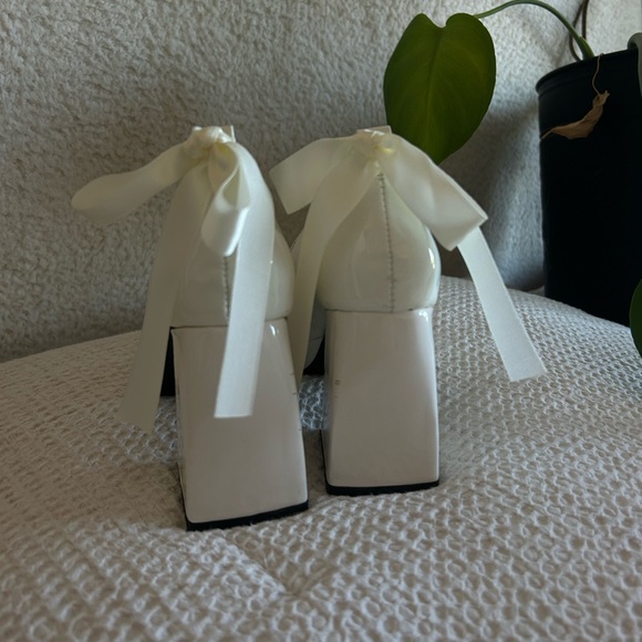 Block heels with satin bow strap - Picture 2 of 3